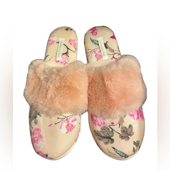NWT VICTORIAS SECRET SLIPPERS - Picture 1 of 4